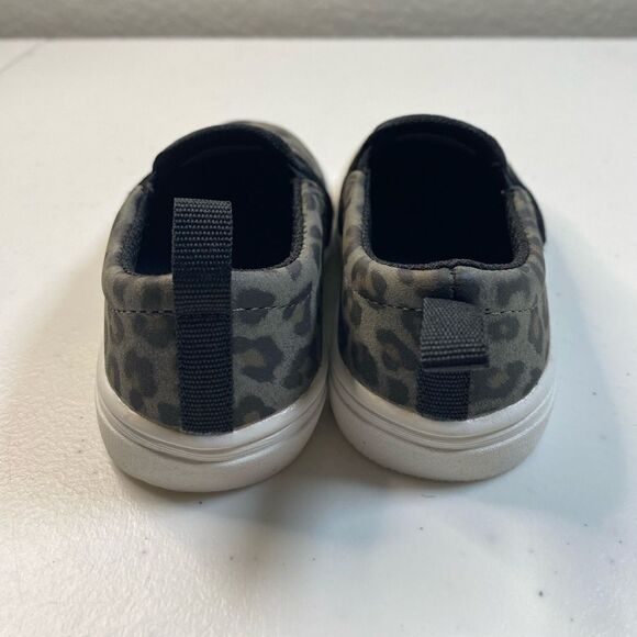 NWOB Skywheel Unisex Toddler Gray Animal Print Slip On Flats - Size 6 - Picture 7 of 9
